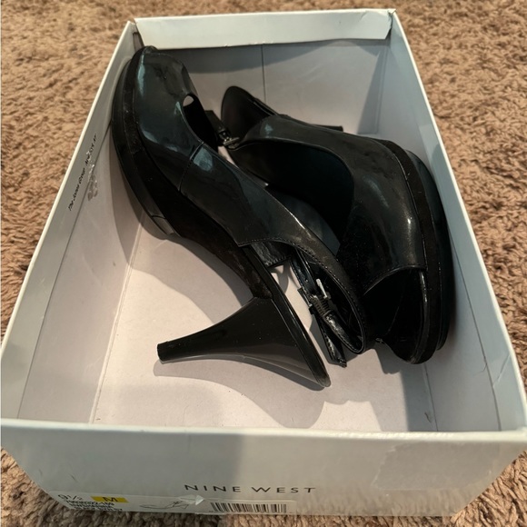 9.5! Black Shine Nine West Strappy Heels - Picture 6 of 10